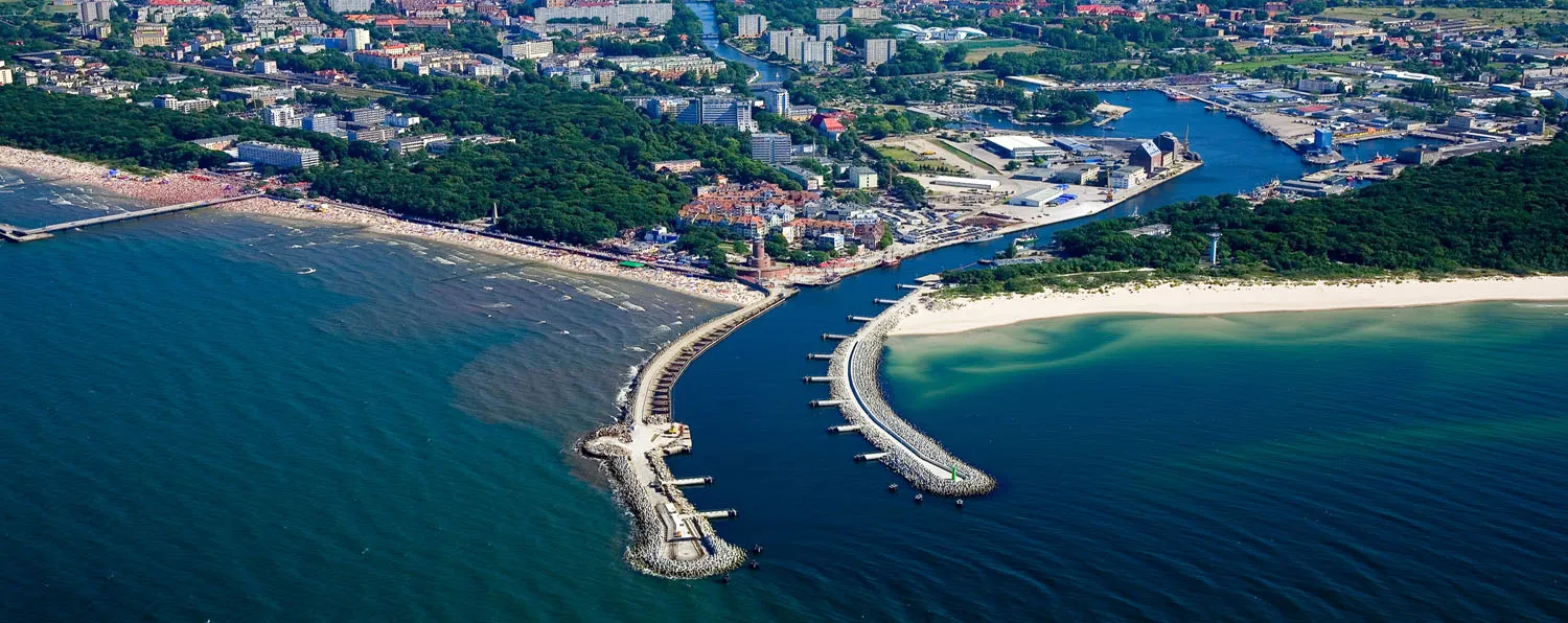 Strand in Kołobrzeg bij zonsondergang